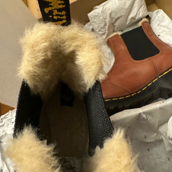 Dr. Martens Leonore Saddle Tan fur lined boot - Picture 3 of 9